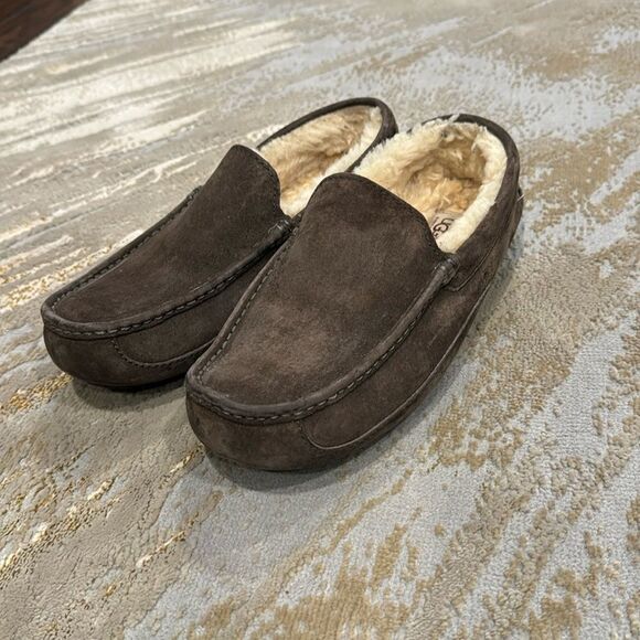 UGG Brown Suede Men's Moccasins size 10 in GUC super comfy - Picture 1 of 8